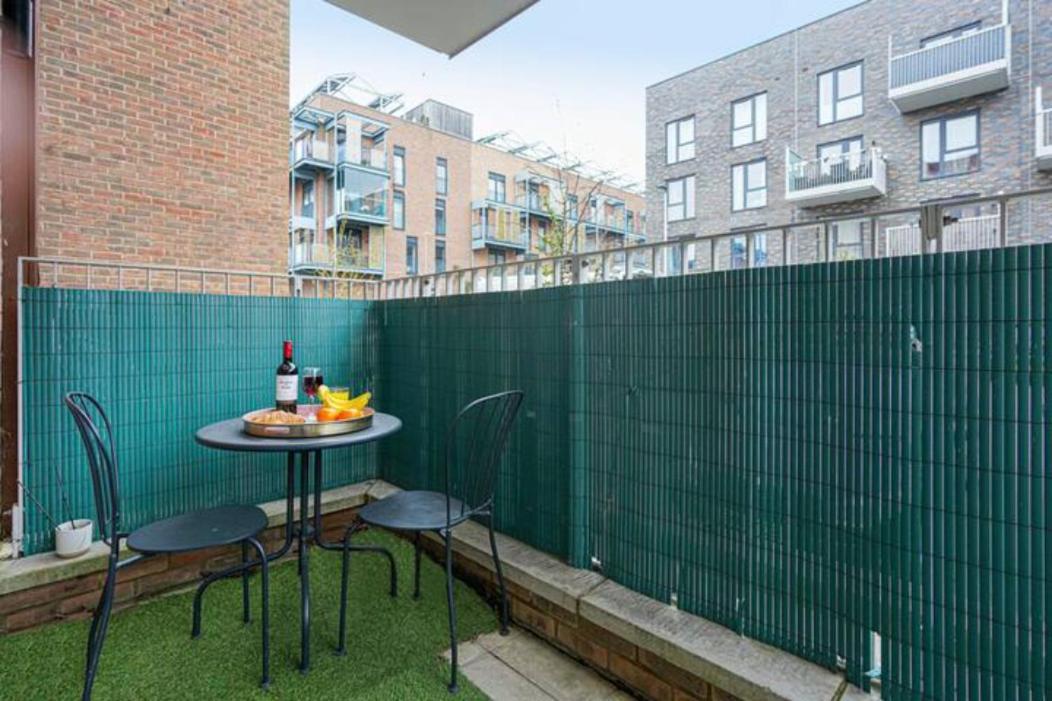 Luxury Campbell Park Apartments: Central MK Balcony Stay Milton Keynes Exterior photo